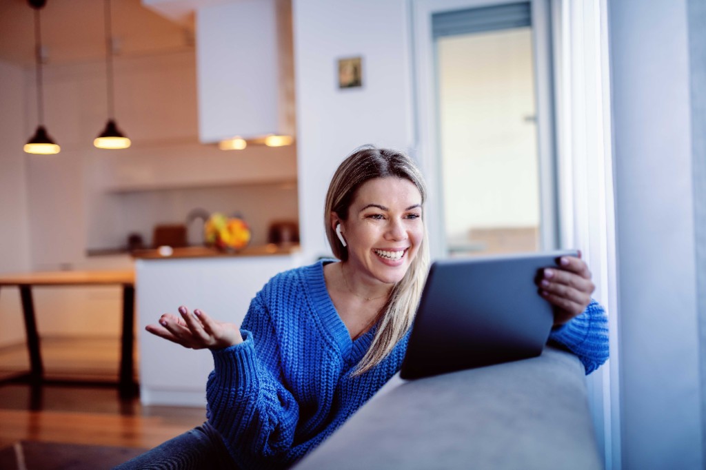 Une conseillère Moonee en échange visio sur sa tablette