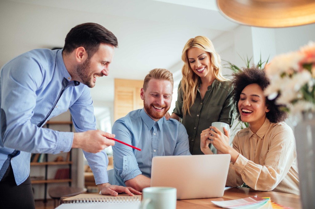 Une équipe Moonee collabore autour d'un ordinateur